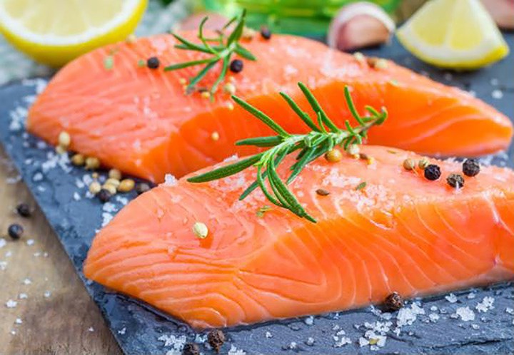 Các loại cá béo. Trong các loại cá béo có chứa một hàm lượng axit béo Omega 3 dồi dào nên sẽ là nguồn dưỡng chất quan trọng để giúp vòng 3 trở nên quyến rũ, căng đầy hơn. Bên cạnh đó, cá còn chứa hàm lượng calories và cholesterol thấp nên vừa giúp bạn khỏe mạnh, vừa giúp mắt sáng rõ, tinh nhanh hơn.