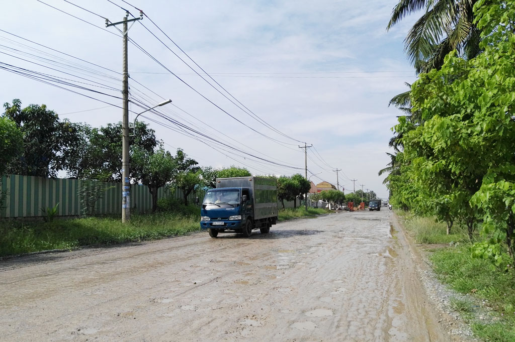 Tuyến đường chính vào Khu công nghiệp Xuyên Á xuống cấp nghiêm trọng