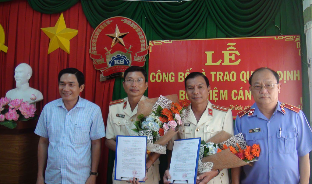 Trao quyết định điều động cho 2 cán bộ Viện Kiểm sát nhân dân huyện Cần Giuộc