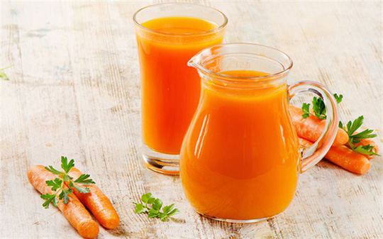 Nước ép cà rốt tốt cho sức khỏe, đồng thời giúp ngăn ngừa mụn