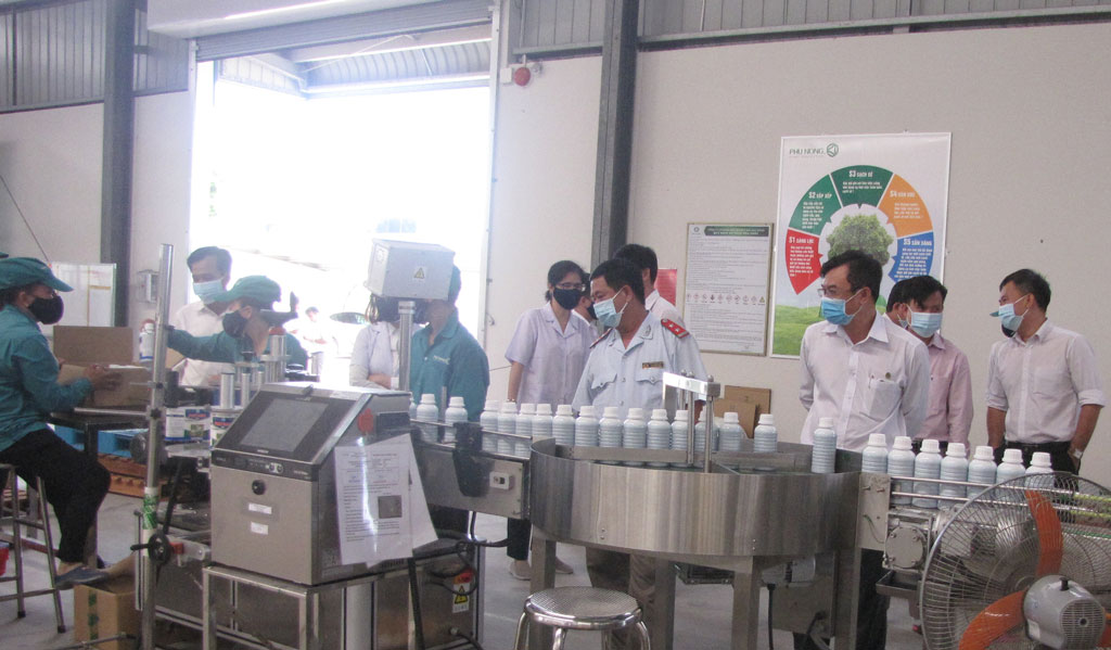 Đoàn kiểm tra tại Công ty Cổ phần Bảo vệ thực vật Phú Nông