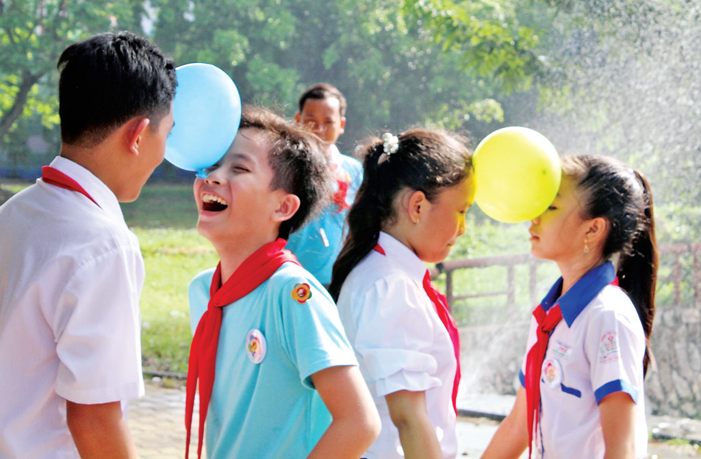 Ngày hội Hoa phượng đỏ - Sân chơi vui tươi, bổ ích dành cho các em trong dịp hè (Trong ảnh: Các em tham gia trò chơi tập thể). Ảnh: Xuân Thịnh