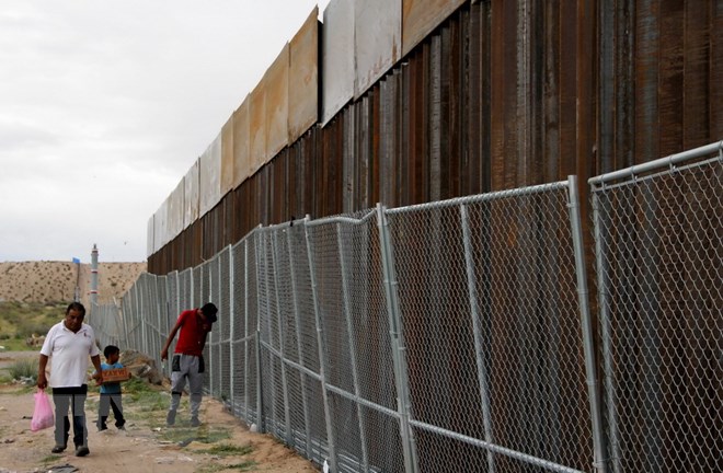 Hàng rào chắn biên giới giữa khu vực Texas, Mỹ và Chihuahua, Mexico. (Nguồn: AFP/TTXVN)