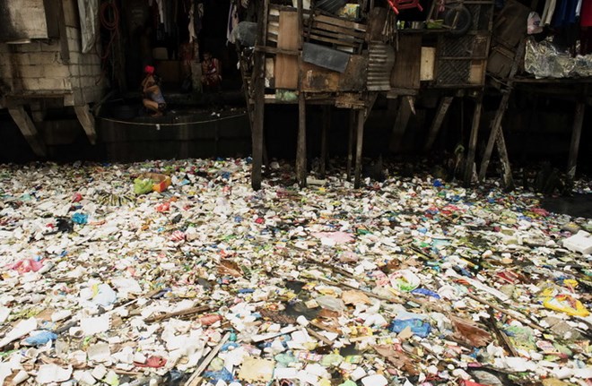 Rác thải tại một nhánh sông ở thủ đô Manila, Philippines. (Nguồn: AFP/TTXVN)