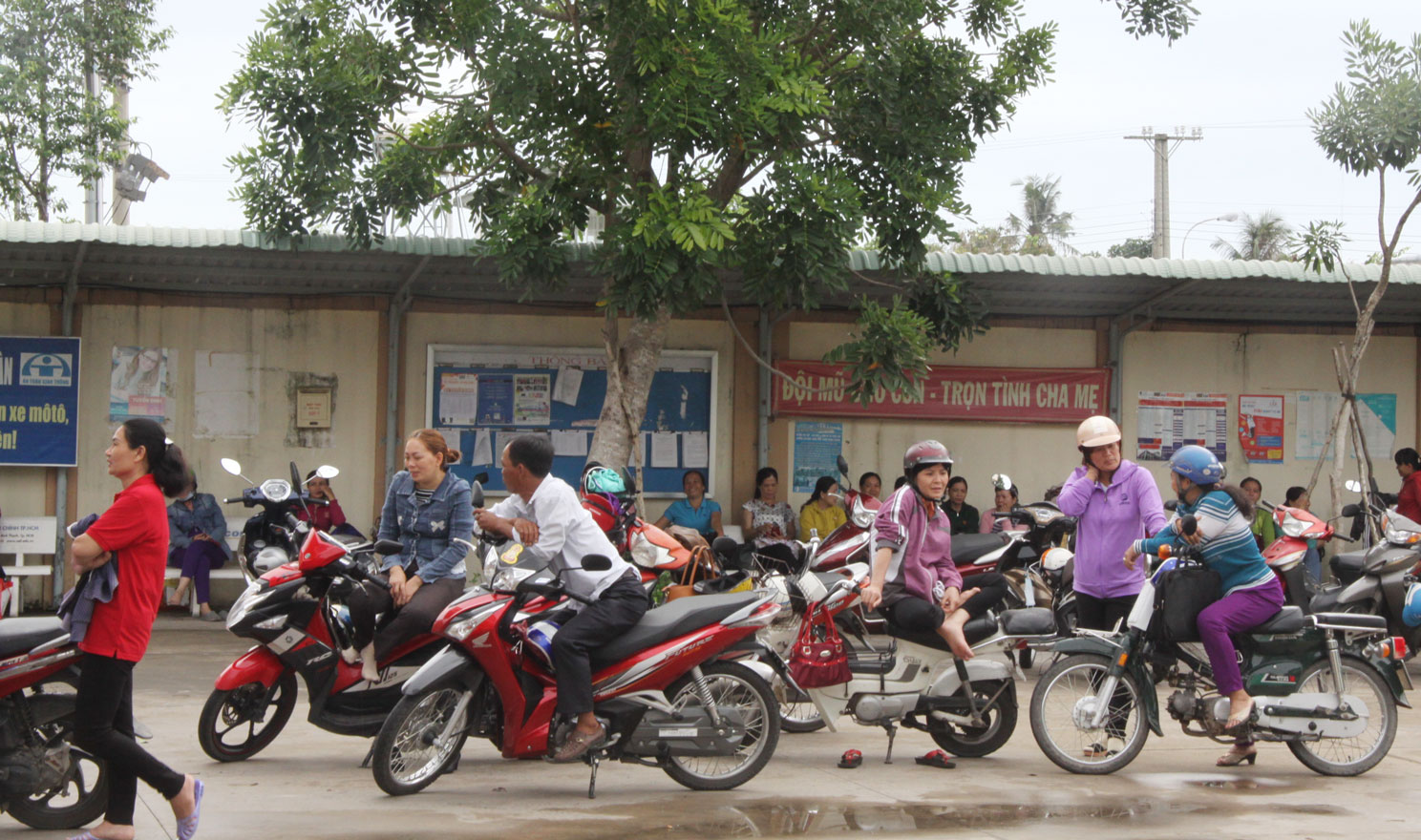 Bên ngoài các điểm thi, phụ huynh ngồi hàng giờ chờ thí sinh nhằm tiếp thêm sức mạnh tinh thần cho các em