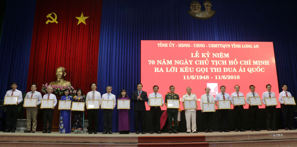 Bí thư Tỉnh ủy, Chủ tịch HĐND tỉnh - Phạm Văn Rạnh tặng bằng khen của UBND tỉnh cho đại diện các tập thể có thành tích