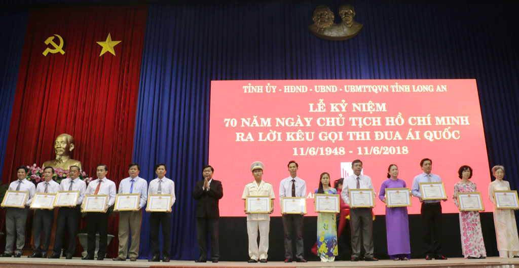 Chủ tịch UBND tỉnh - Trần Văn Cần tặng bằng khen cho các cá nhân có thành tích