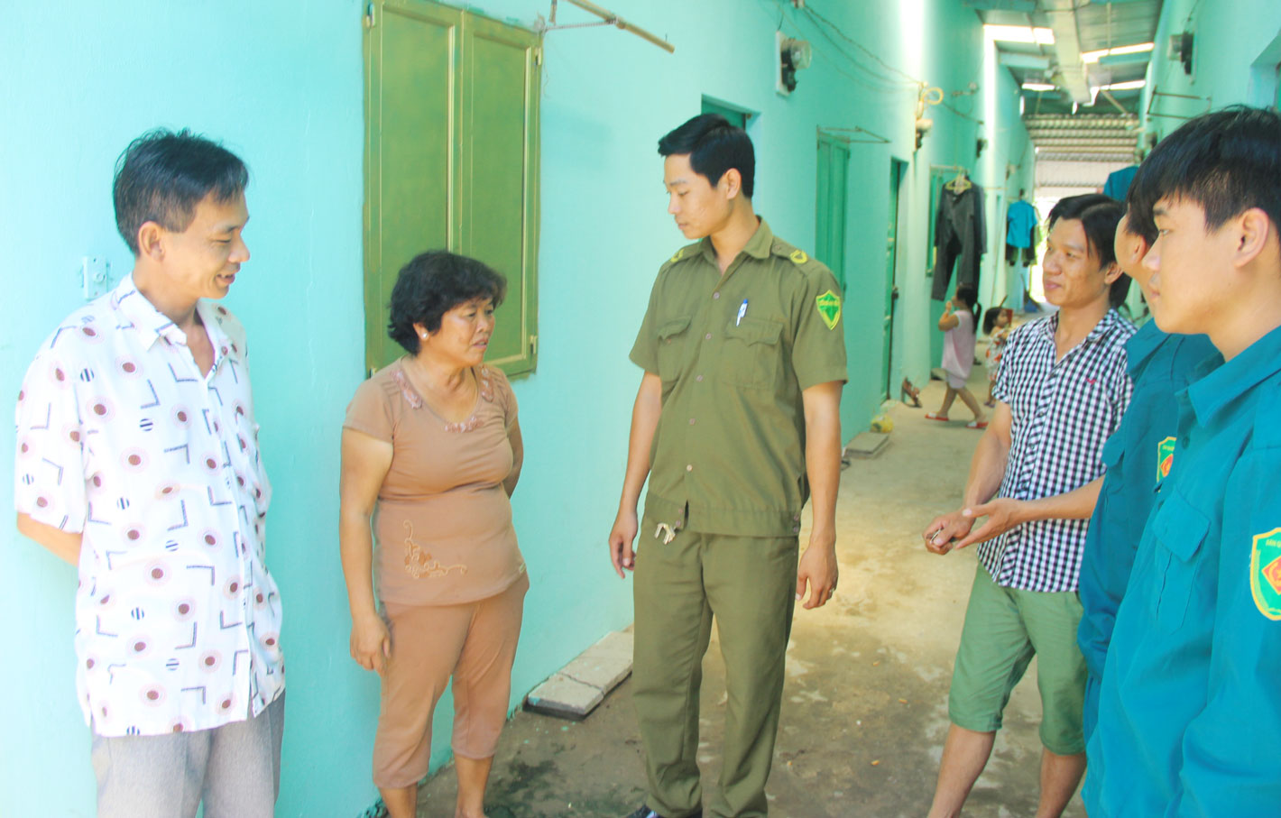 Giữ vững an ninh, trật tự khu vực giáp ranh TP.HCM Công an xã và chủ nhà trọ phối hợp tuyên truyền, hướng dẫn người thuê trọ về việc chấp hành nội quy chung khi lưu trú