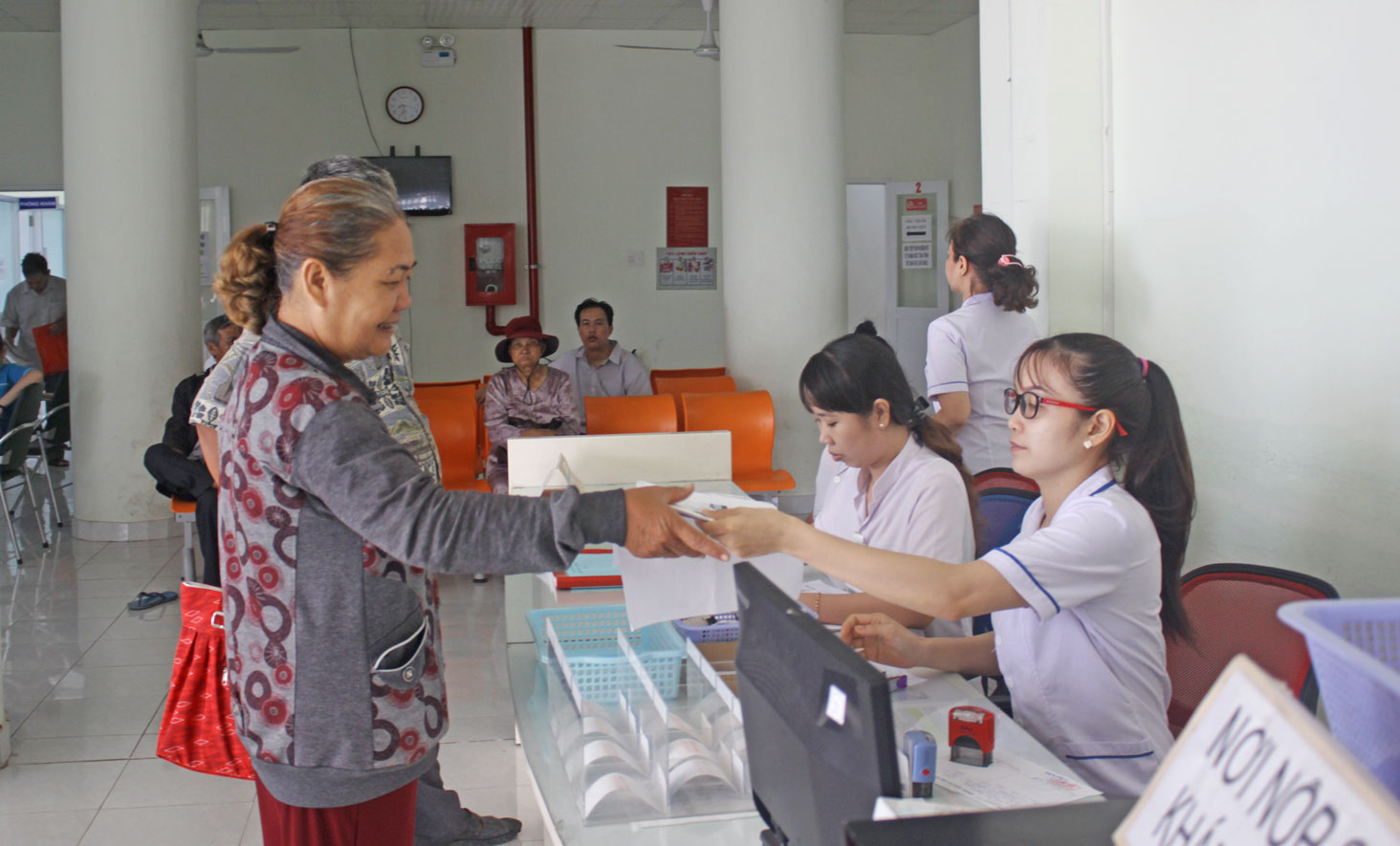 Trầm cảm là bệnh lý xuất hiện từ lâu, tuy nhiên đang có xu hướng tăng cao trong cuộc sống hiện đại (Trong ảnh: Bệnh nhân đến khám và nhận thuốc cho người thân tại Bệnh viện Tâm thần Long An)