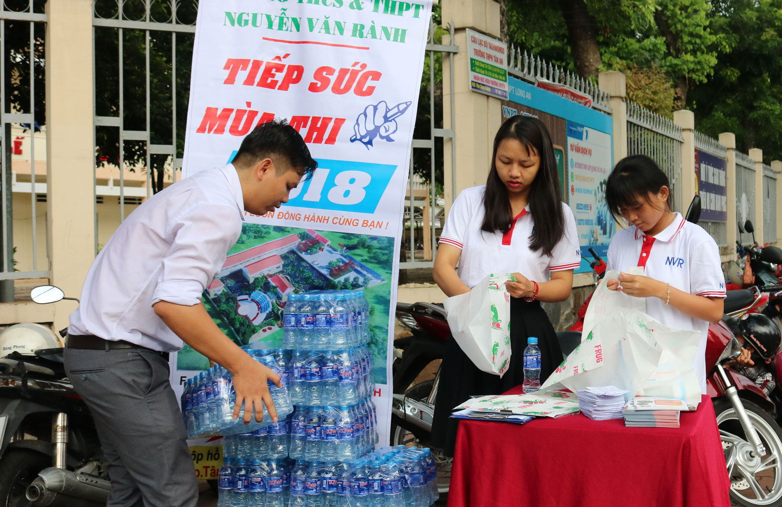 Các tình nguyện viên tham gia "Tiếp sức mùa thi" đến điểm thi từ rất sớm để sẵn sàng phát nước, hỗ trợ thí sinh trong suốt các buổi thi