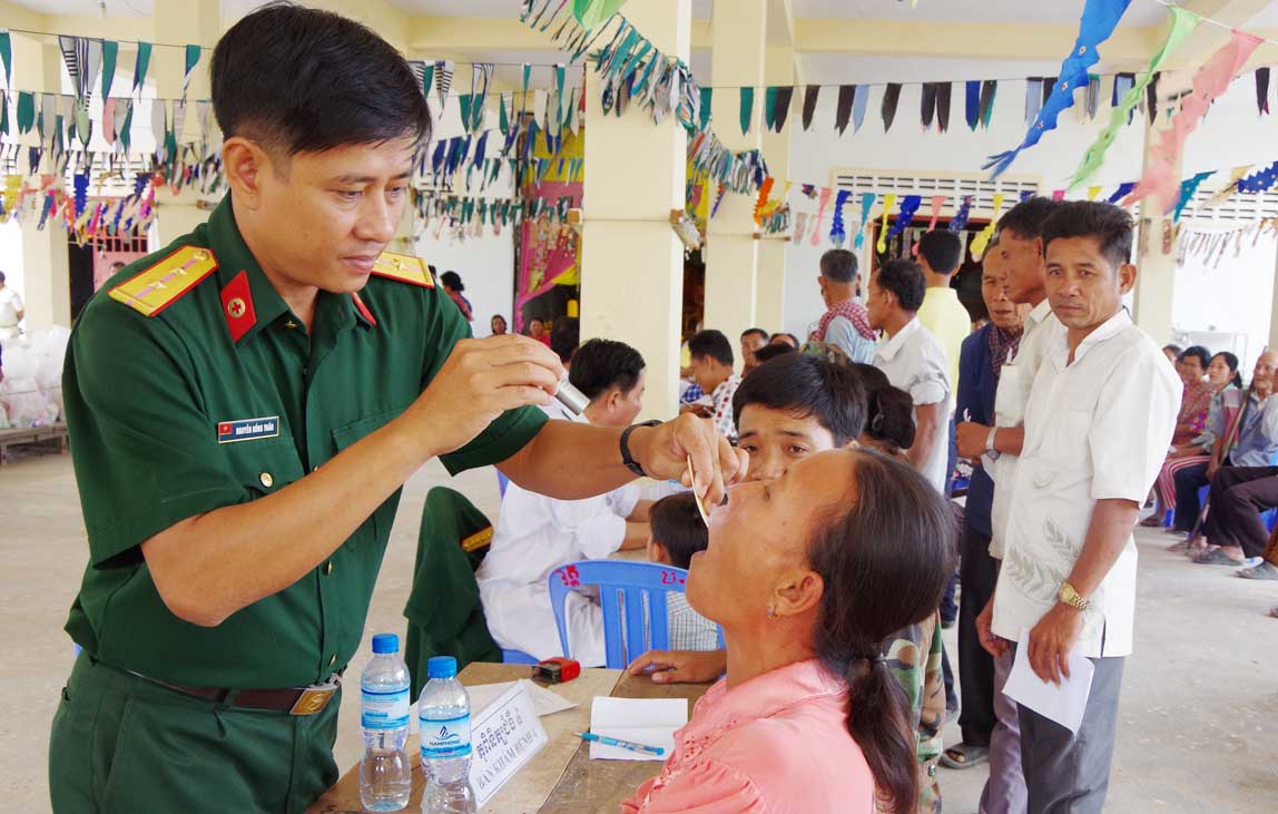 Đoàn y, bác sĩ quân y Long An ân cần khám bệnh cho người dân nghèo xã Ba Sac