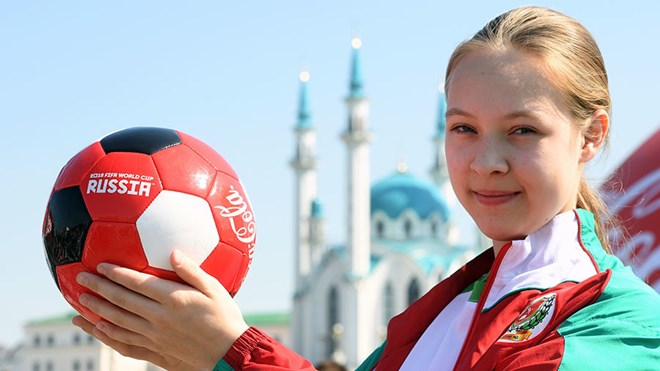 Lần đầu tiên có các cô bé nhặt bóng tại World Cup 2018
