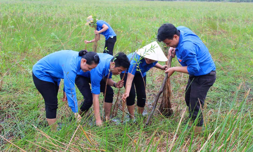Anh Lê Xa Lem (thứ 2, trái qua) tham gia thực hiện cánh đồng thanh niên