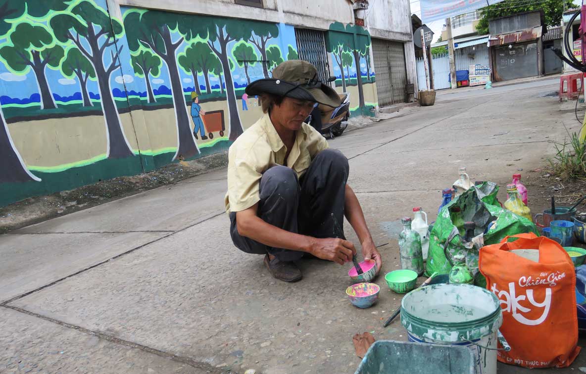 Họa sĩ Mai Thuần tỉ mỉ pha màu