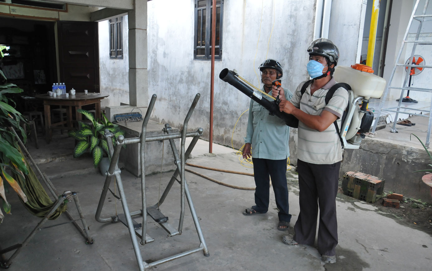 Phòng, chống dịch bệnh trong mùa mưa: Không được chủ quan, lơ là Phun thuốc xử lý ổ dịch