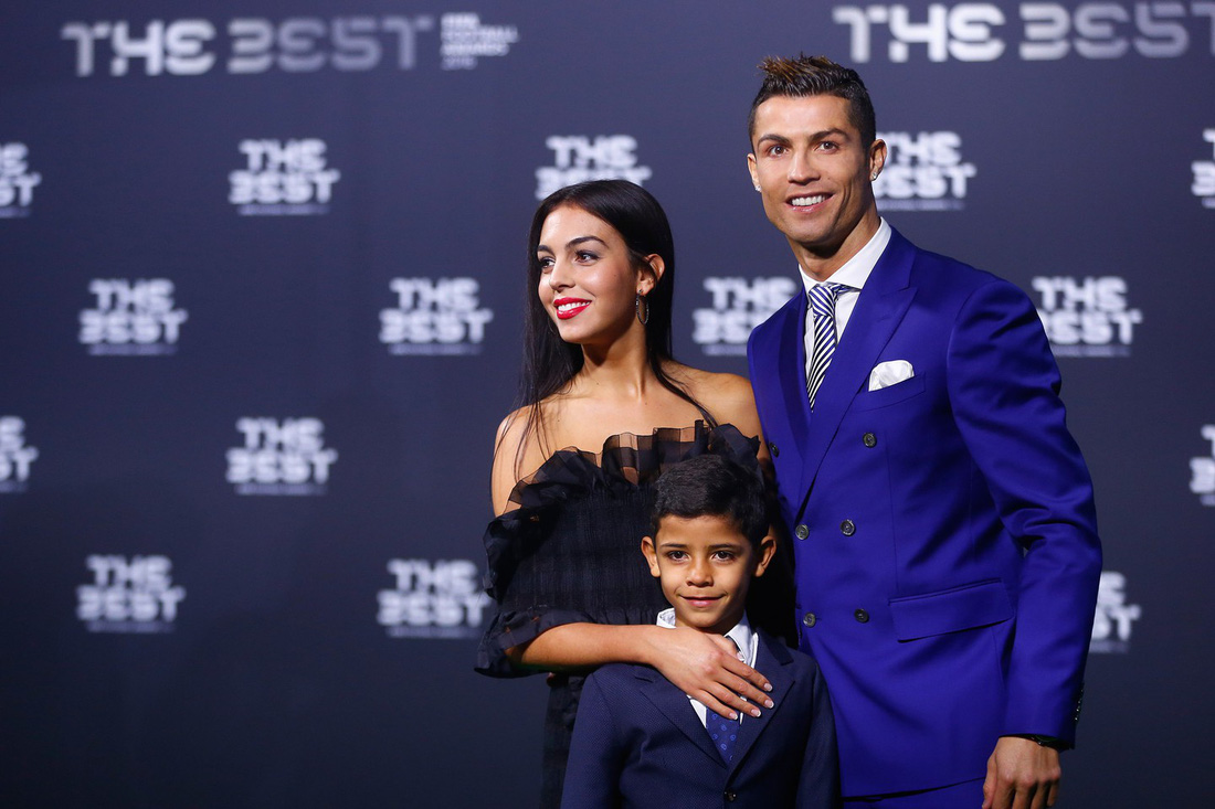 Ngôi sao bóng đá Ronaldo cùng bà xã xinh đẹp Rodriguez - Ảnh: AFP