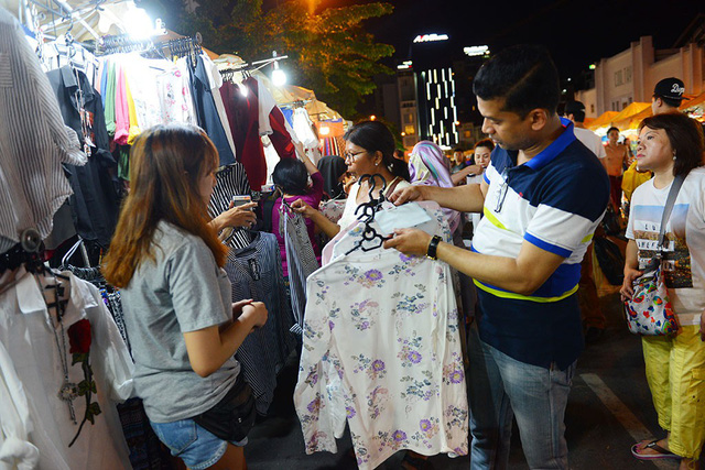 Du khách Ấn Độ mua sắm tại chợ đêm Bến Thành, Q.1, TP.HCM - Ảnh: Quang Định
