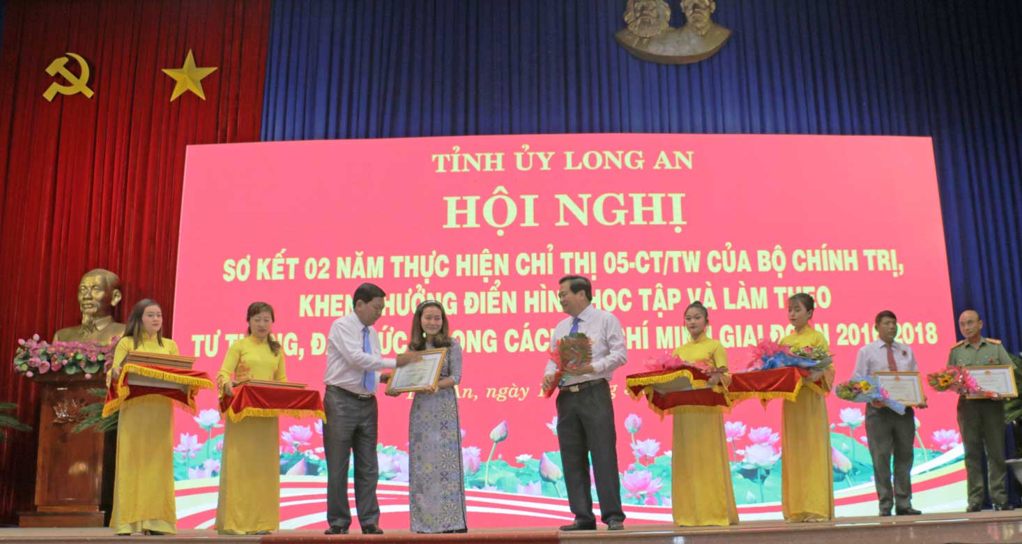 Đại diện Hội Liên hiệp Phụ nữ Việt Nam huyện Vĩnh Hưng, Phó Chủ tịch hội - Tạ Ngọc Huệ nhận bằng khen về thành tích xuất sắc trong thực hiện Chỉ thị 05 