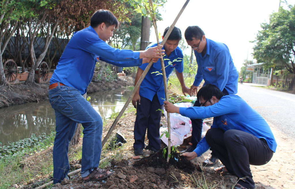 Đoàn viên, thanh niên trồng cây xanh góp phần bảo vệ môi trường, tạo cảnh quan xanh, sạch, đẹp