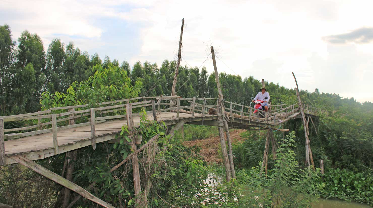 Cầu giao thông trên tuyến đường xuống cấp, không bảo đảm cho người dân qua lại