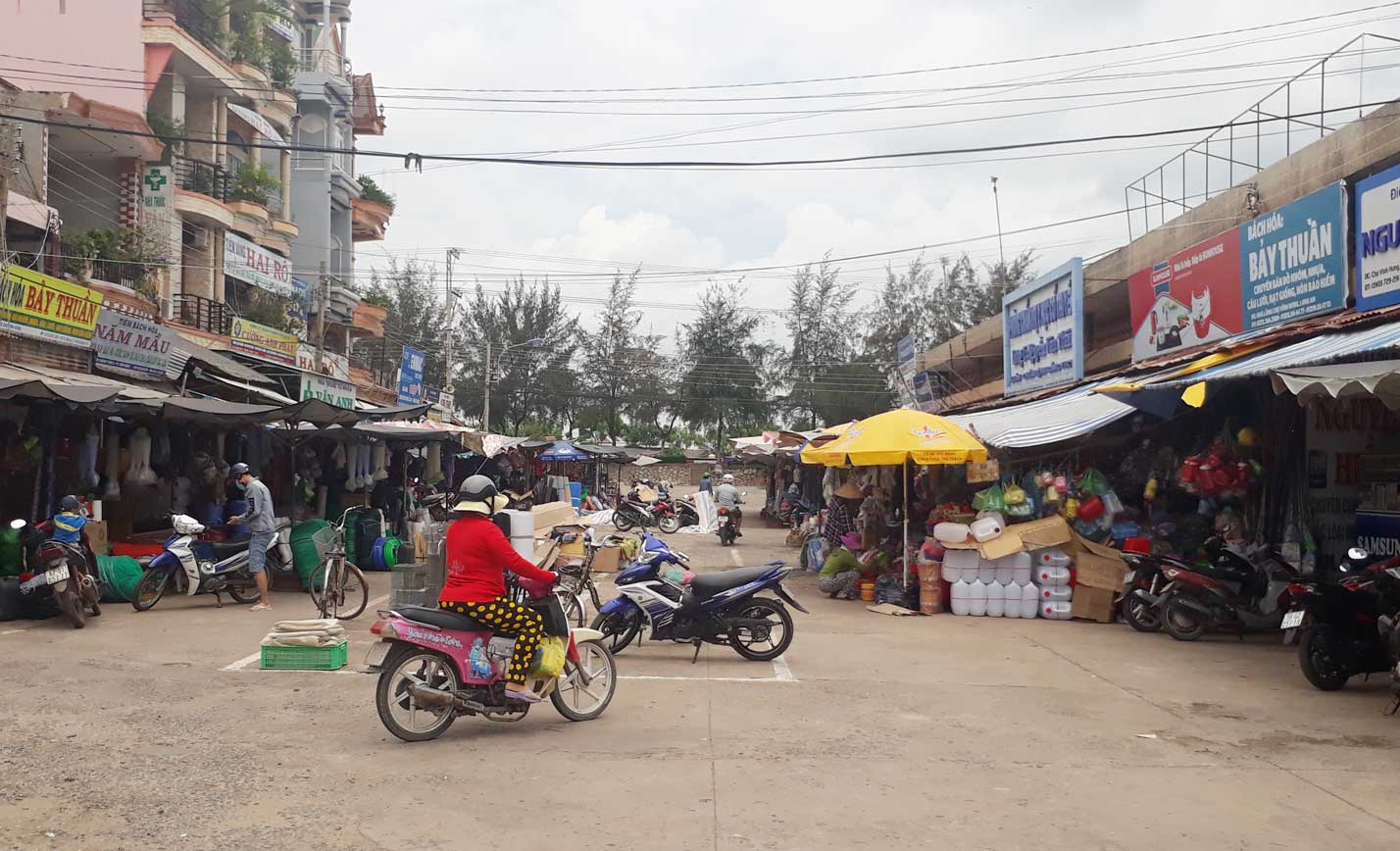 Một số hộ vẫn tái lấn chiếm hành lang an toàn giao thông để buôn bán