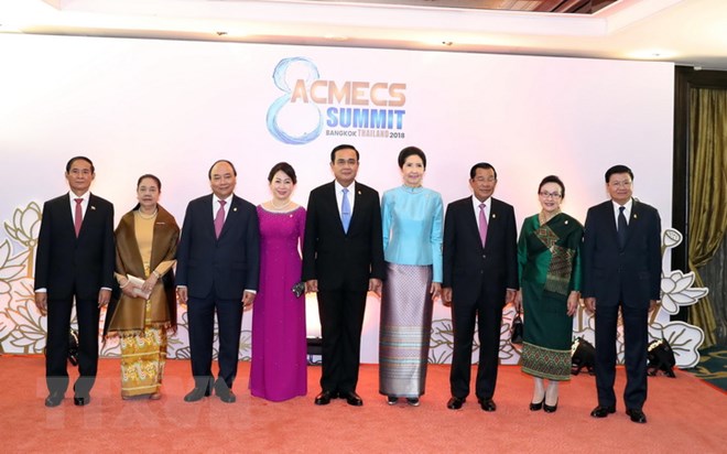 Thủ tướng Nguyễn Xuân Phúc, Phu nhân và các trưởng đoàn cùng Phu nhân chụp ảnh chung. (Nguồn: Thống Nhất/TTXVN)