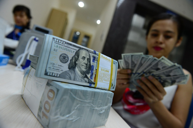 Ủy ban Giám sát tài chính quốc gia đã lưu ý từ nay đến cuối năm 2018, đồng USD đang xu hướng tăng trở lại. Ảnh: Quang Định