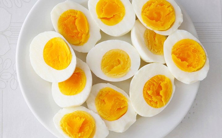 Trứng tốt cho người bệnh về mắt: Trứng chứa các chất chống oxy hóa mạnh như lutein và zeaxanthin bảo vệ bạn khỏi các bệnh về mắt khác nhau. Một quả trứng lớn được biết là có 6 gram protein và chứa tất cả các axit amin thiết yếu theo yêu cầu của cơ thể.
