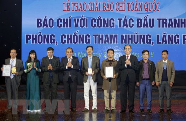 Chủ tịch nước Trần Đại Quang trao giải A Giải Báo chí với công tác đấu tranh phòng, chống tham nhũng, lãng phí. (Ảnh: Nguyễn Dân/TTXVN)