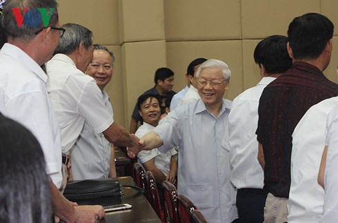 Tổng Bí thư Nguyễn Phú Trọng bắt tay cử tri quận Thanh Xuân, Hà Đông