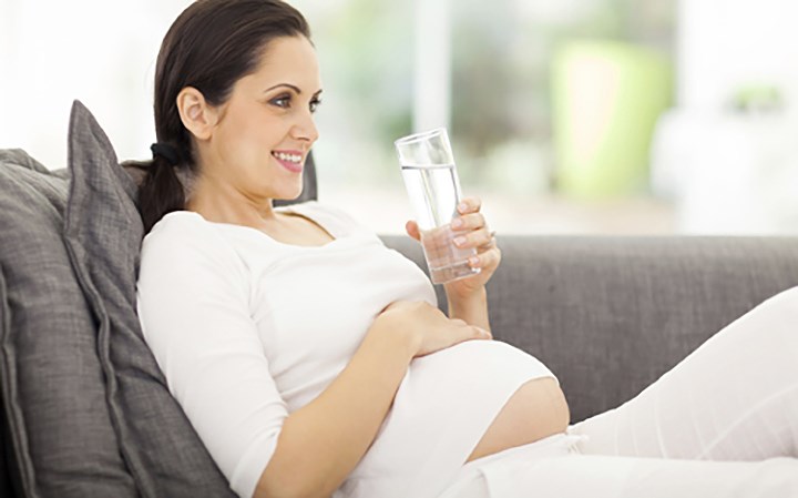 Nước: Nước là phương thuốc tốt nhất khi nói đến buồn nôn và nôn mửa, đặc biệt là khi mang thai. Những phụ nữ uống một ly nước mỗi giờ có ít nguy cơ bị ốm nghén. Ngoài ra, nó giúp giữ cho cơ thể đủ nước, đó là điều cần thiết cho phụ nữ mang thai và thai nhi.