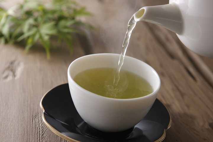 Uống trà xanh: Trà xanh có khá nhiều lợi ích để giảm béo. Các flavonoid và caffeine trong trà xanh có thể giúp tăng sự trao đổi chất. Một nghiên cứu cũng đã chứng minh rằng những người uống trà xanh ít nhất hai lần một ngày sẽ giảm béo bụng nhanh chóng.