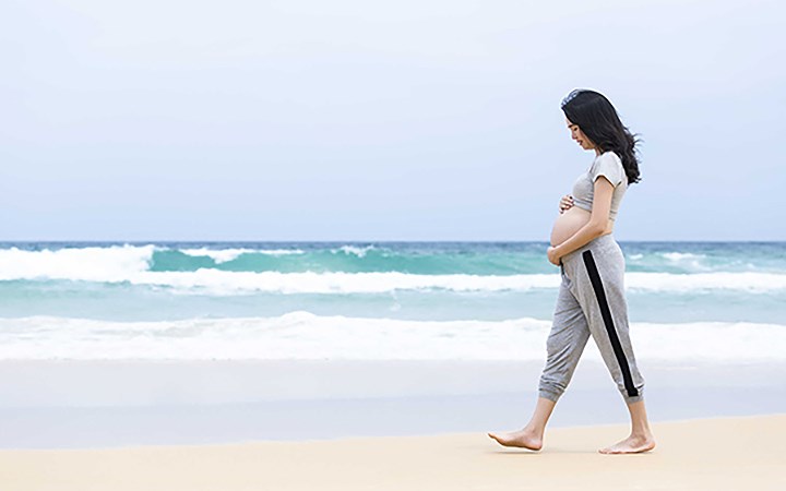 Đi bộ thường xuyên: Các bài tập đi bộ vào ánh sáng rất hữu ích trong khi mang thai. Đi bộ giúp làm loãng hormone progesterone trong toàn hệ thống của bạn, đó là một trong những lý do đằng sau triệu chứng buồn nôn. Ngoài ra, đi bộ giúp tiêu hóa, do đó làm giảm nguy cơ nôn mửa. Thêm vào đó, khi bạn đi bộ không khí trong lành sẽ giúp bạn cảm thấy tốt hơn.