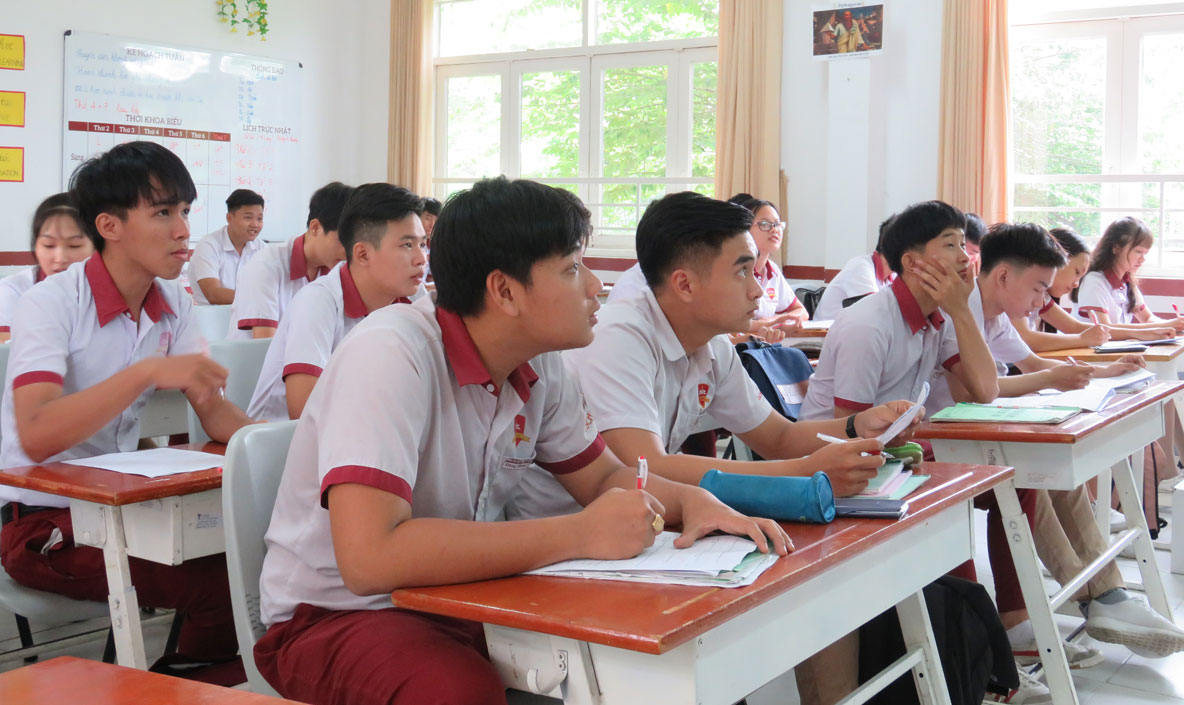 Học sinh tập trung ôn tập kỳ thi THPT quốc gia tại trường