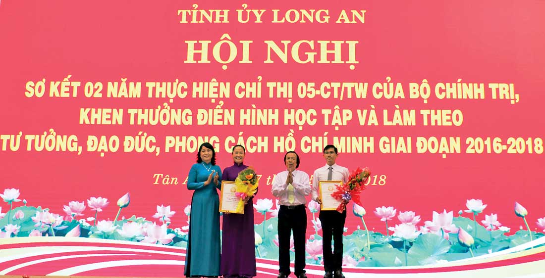 Đại diện Báo Long An, Phó Tổng Biên tập phụ trách - Lê Hồng Phước (bìa phải) nhận giấy chứng nhận của Ban Tổ chức dành cho tập thể có thành tích quảng bá về chủ đề “Học tập và làm theo tư tưởng, đạo đức, phong cách Hồ Chí Minh”