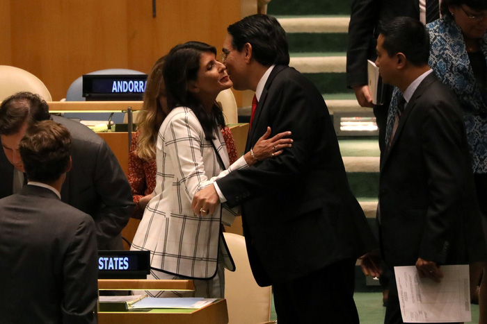 Đại sứ Mỹ tại LHQ Nikki Haley chào thân mật người đồng cấp Israel Danny Danon tại cuộc họp của Đại hội đồng LHQ tại New York ngày 13/6 - Ảnh: Reuters