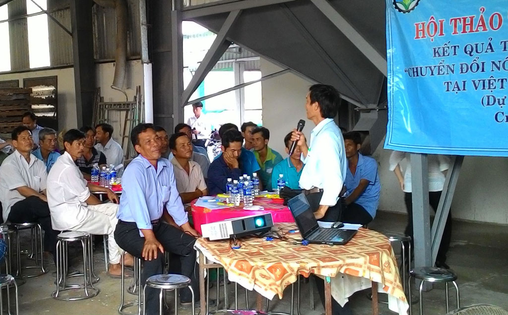 Tân Thạnh: Hiệu quả từ sản xuất lúa ứng dụng công nghệ cao Các lớp tập huấn hướng dẫn kỹ thuật, quy trình sản xuất giúp nông dân hiểu lợi ích khi tham gia sản xuất trong vùng lúa chất lượng cao