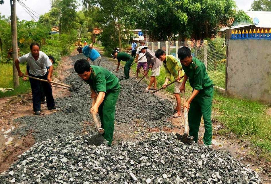 Ðoàn viên, thanh niên Đồn Biên phòng Mỹ Thạnh Tây phối hợp các chi đoàn tham gia lao động rải đá cấp phối đường giao thông nông thôn