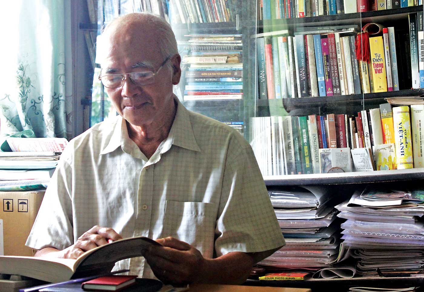 Giờ đây, khi về hưu, nhà báo Quang Hảo vẫn không từ bỏ được thói quen đọc sách, báo và viết mỗi ngày
