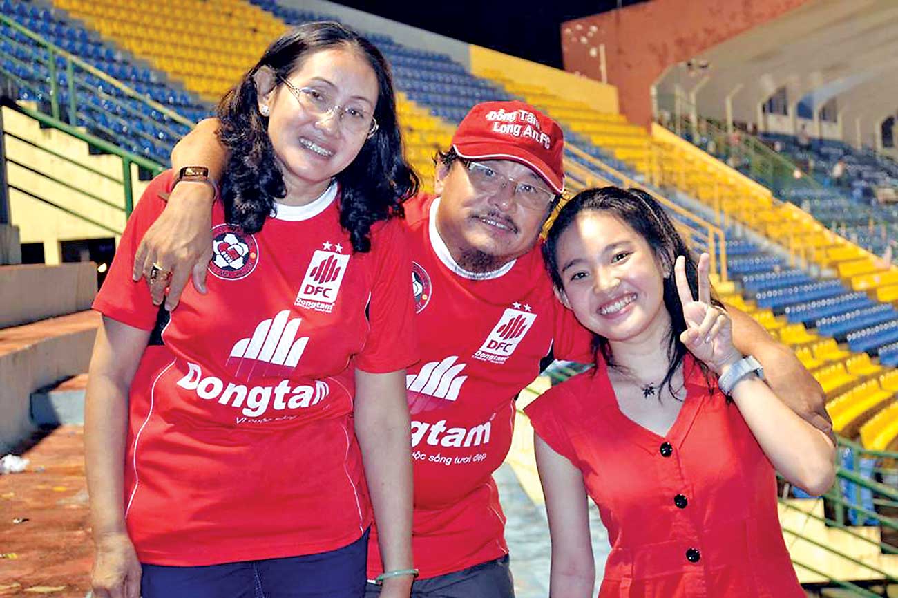 Gia đình ông Tuấn có chung niềm đam mê bóng đá