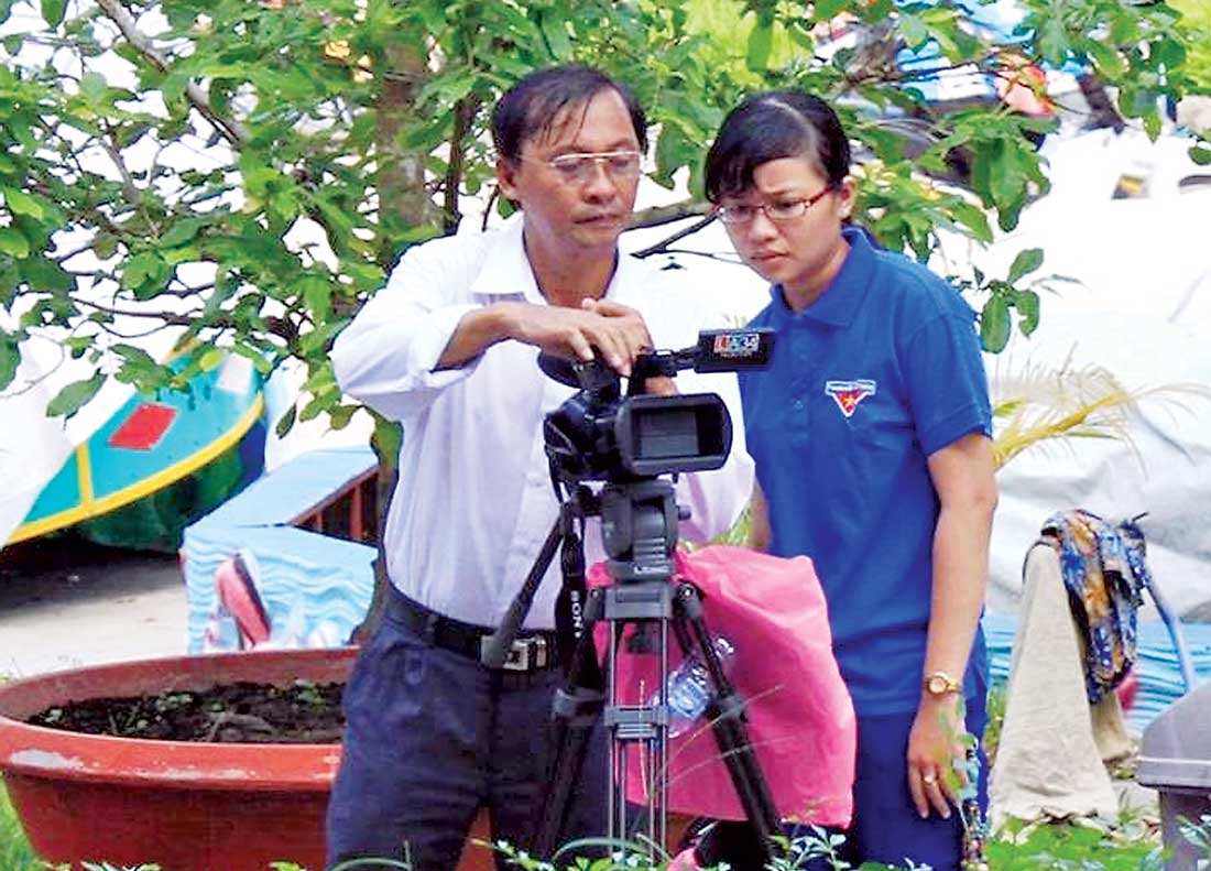 Học Bác phong cách làm báo giản dị, gần dân Mỹ Yến (bên phải) thường xuyên đi cơ sở lắng nghe ý kiến người dân