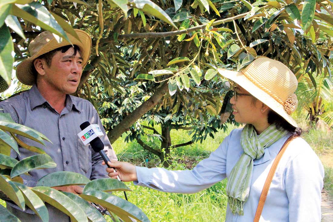 Phóng viên Kim Ngân thường xuyên bám sát cơ sở để có những tác phẩm phản ánh  thực tế xã hội