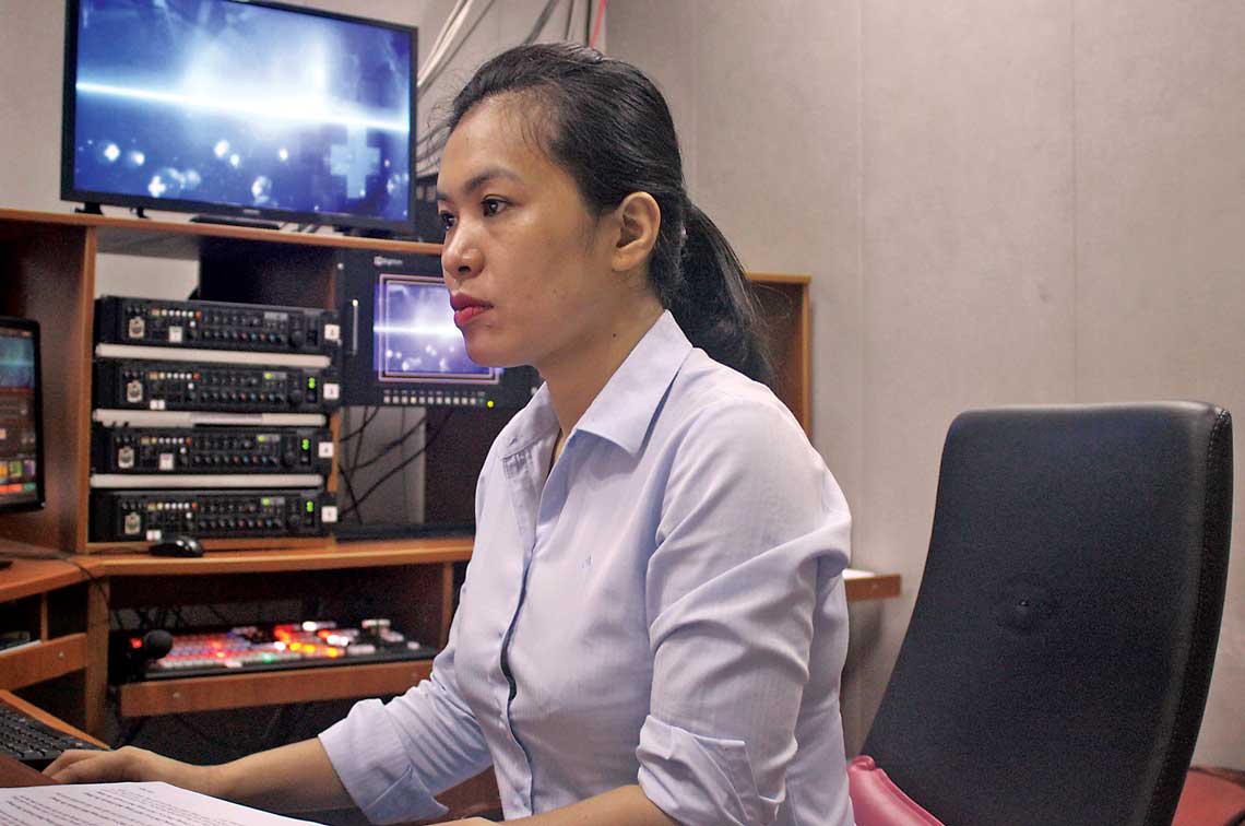 Chị Lê Thị Hiền - kỹ thuật viên phòng thu Phòng Biên tập, Đài Phát thanh và Truyền hình Long An