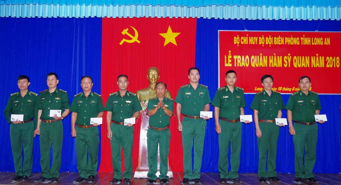 Đại tá Nguyễn Văn Quan - Bí thư Đảng ủy, Chính ủy Bộ đội Biên phòng tỉnh trao quyết định nâng lương, thăng quân hàm cho các sĩ quan năm 2018