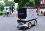 Đường phố Bắc Kinh nhộn nhịp với robot giao hàng tự hành