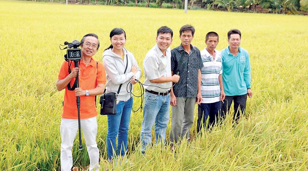 Nhà báo Mỹ Yến (thứ 2, trái qua) cùng tác nghiệp với đồng nghiệp