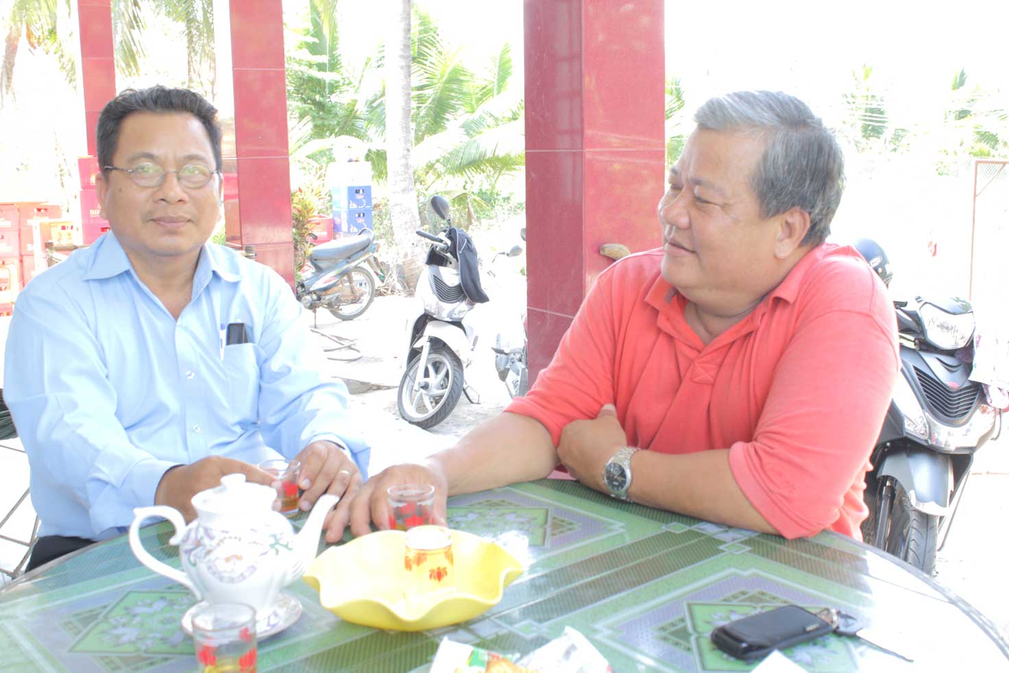 Ông Nguyễn Ngọc Minh (bìa phải) trao đổi công việc cùng Chủ tịch UBMTTQ Việt Nam phường Tân Khánh - Lê Văn Danh