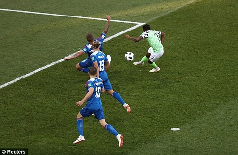 Musa mở tỷ số cho Nigeria ở phút 49 sau tình huống phản công sắc bén. (Ảnh: Reuters)