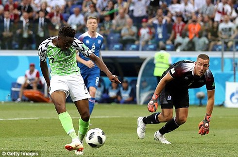 Musa vượt qua cả hậu vệ lẫn thủ môn Iceland trước khi đưa bóng vào lưới trống để nâng tỷ số lên 2-0 ở phút 75. (Ảnh: Getty)