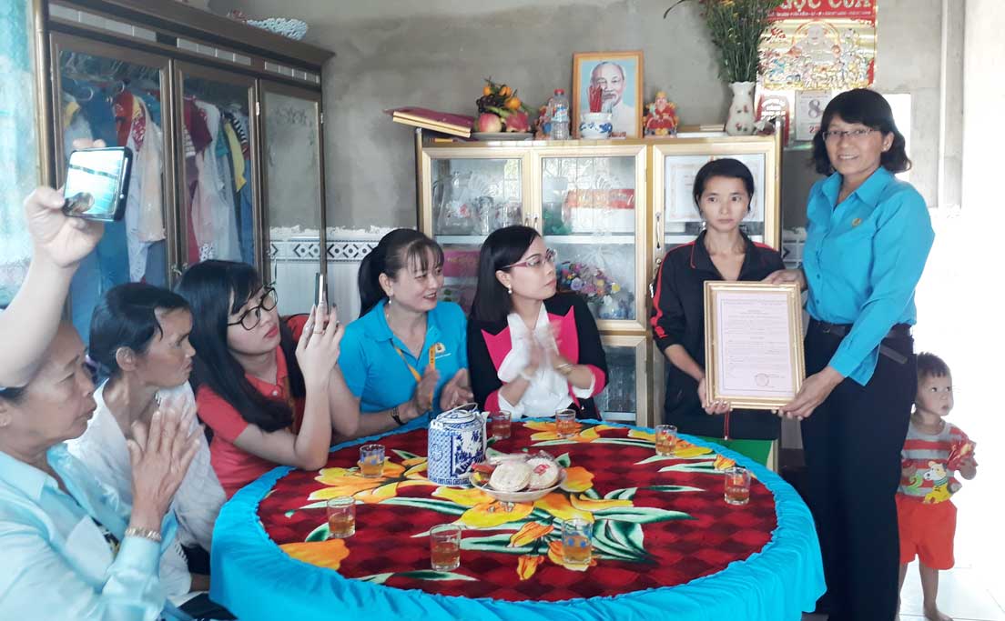 Trao mái ấm Công đoàn cho chị Nguyễn Thị Thu Thúy - Công đoàn viên Công ty Giày Fuluh